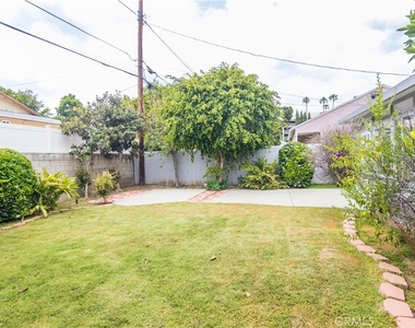 8129 Darby Avenue - Photo Thumbnail 22