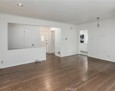 8129 Darby Avenue - Photo Thumbnail 5
