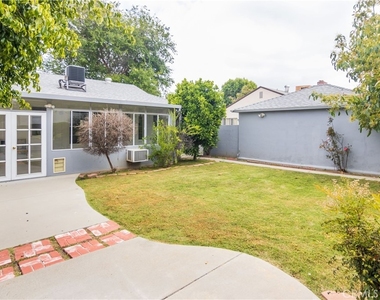 8129 Darby Avenue - Photo Thumbnail 25