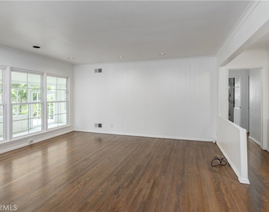 8129 Darby Avenue - Photo Thumbnail 7