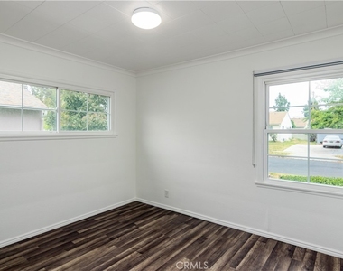 8129 Darby Avenue - Photo Thumbnail 16
