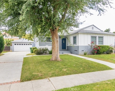 8129 Darby Avenue - Photo Thumbnail 2