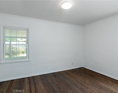 8129 Darby Avenue - Photo Thumbnail 8