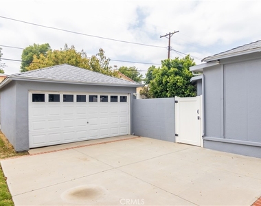 8129 Darby Avenue - Photo Thumbnail 3