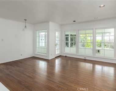 8129 Darby Avenue - Photo Thumbnail 4