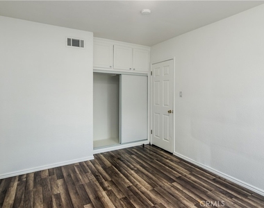 8129 Darby Avenue - Photo Thumbnail 18