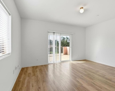 6016 Fair Avenue - Photo Thumbnail 8