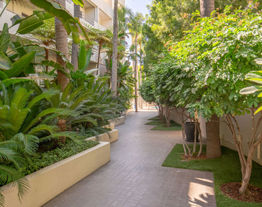 1131 Alta Loma Road - Photo Thumbnail 22