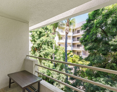 1131 Alta Loma Road - Photo Thumbnail 15