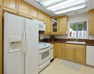 1131 Alta Loma Road - Photo Thumbnail 9