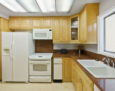 1131 Alta Loma Road - Photo Thumbnail 10