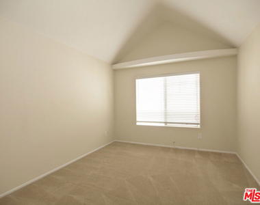 10627 Moorpark Street - Photo Thumbnail 8