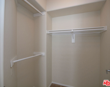 10627 Moorpark Street - Photo Thumbnail 11