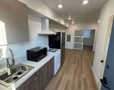 1039 E 28th Street - Photo Thumbnail 5