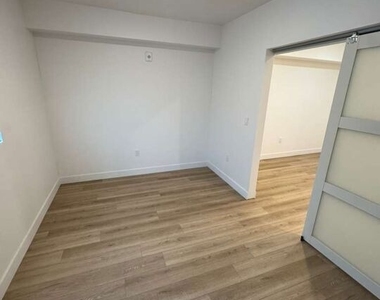 1039 E 28th Street - Photo Thumbnail 11