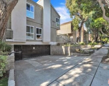2909 Arizona Avenue - Photo Thumbnail 3