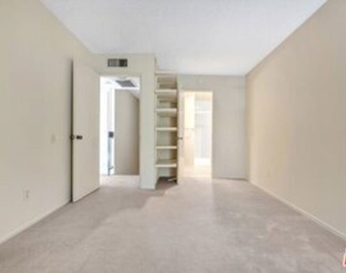 2909 Arizona Avenue - Photo Thumbnail 5