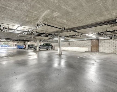 2909 Arizona Avenue - Photo Thumbnail 14