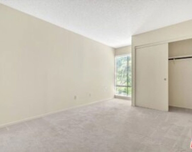 2909 Arizona Avenue - Photo Thumbnail 10