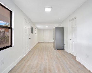 2428 Nw 28th Street - Photo Thumbnail 5