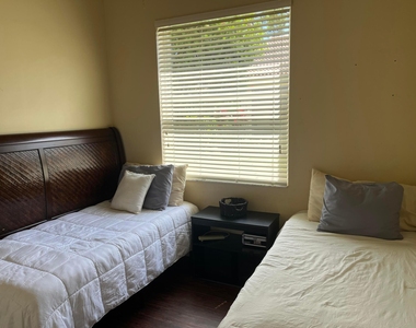 9201 Wentworth Lane - Photo Thumbnail 18