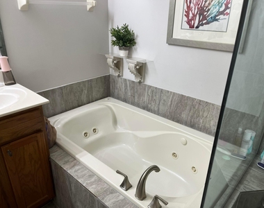 9201 Wentworth Lane - Photo Thumbnail 7