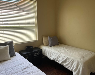 9201 Wentworth Lane - Photo Thumbnail 19
