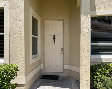 9201 Wentworth Lane - Photo Thumbnail 11
