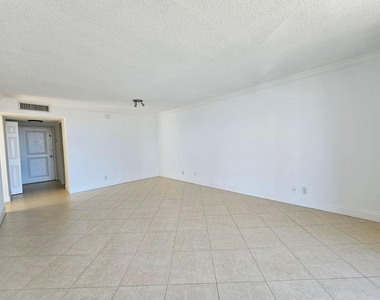 470 Executive Center Drive - Photo Thumbnail 3