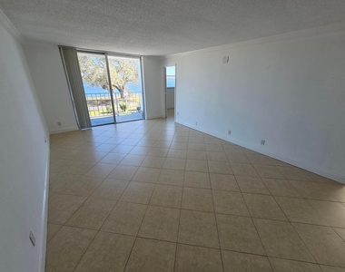 470 Executive Center Drive - Photo Thumbnail 5