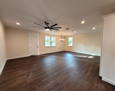 750 S Main St - Photo Thumbnail 4