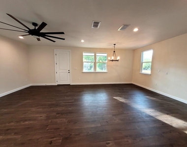 750 S Main St - Photo Thumbnail 6