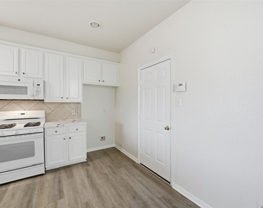 2110 Ridge Wood Lane - Photo Thumbnail 10