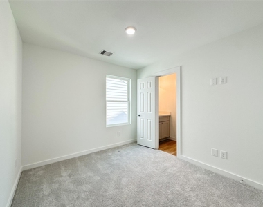 2726 Discovery Trails Court - Photo Thumbnail 37