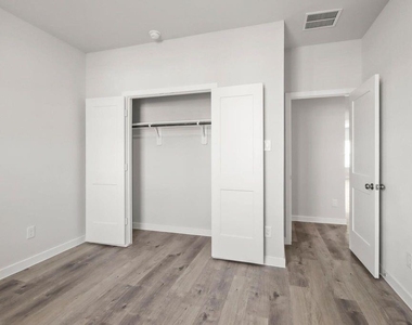 496 Shoreview Drive - Photo Thumbnail 11