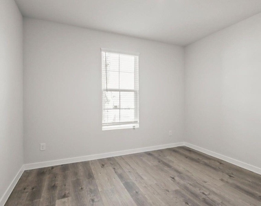496 Shoreview Drive - Photo Thumbnail 10