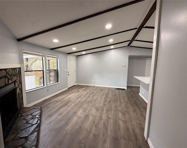 8824 Overlook Dr - Photo Thumbnail 10