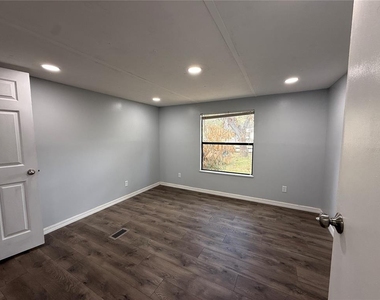 8824 Overlook Dr - Photo Thumbnail 21