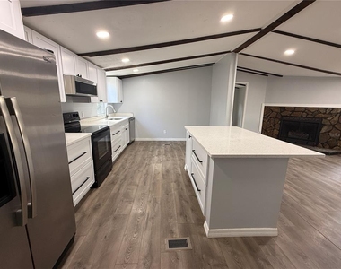 8824 Overlook Dr - Photo Thumbnail 7