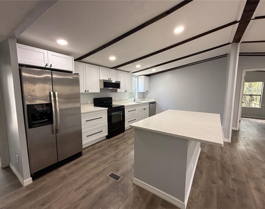 8824 Overlook Dr - Photo Thumbnail 6
