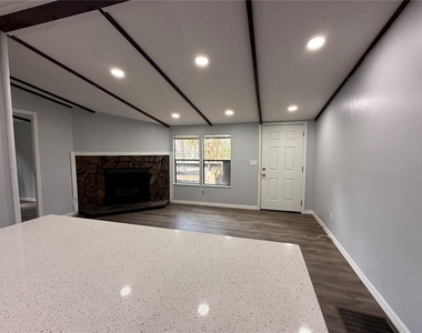 8824 Overlook Dr - Photo Thumbnail 3