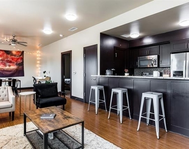 1125 S Jennings Avenue - Photo Thumbnail 1