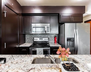 1125 S Jennings Avenue - Photo Thumbnail 2
