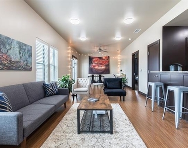 1125 S Jennings Avenue - Photo Thumbnail 3