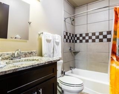 1125 S Jennings Avenue - Photo Thumbnail 4