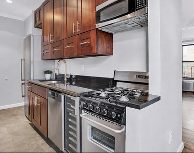 338 East 100th Street - Photo Thumbnail 2