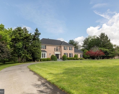 8809 Saunders Lane - Photo Thumbnail 3