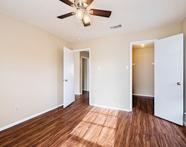 301 Craddock Ave - Photo Thumbnail 3