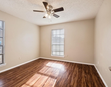 301 Craddock Ave - Photo Thumbnail 2