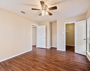 301 Craddock Ave - Photo Thumbnail 6